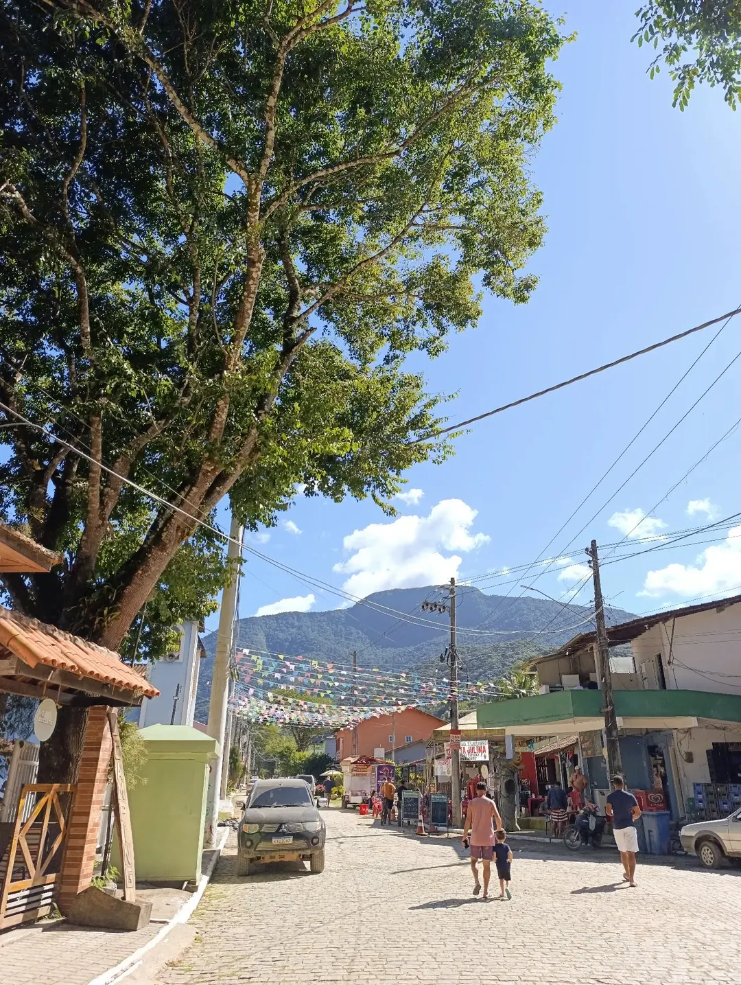 La Cachoeira das Andorinhas es uno de los lugares para bañarse y caminar entre el bosque alrededor del pueblo.