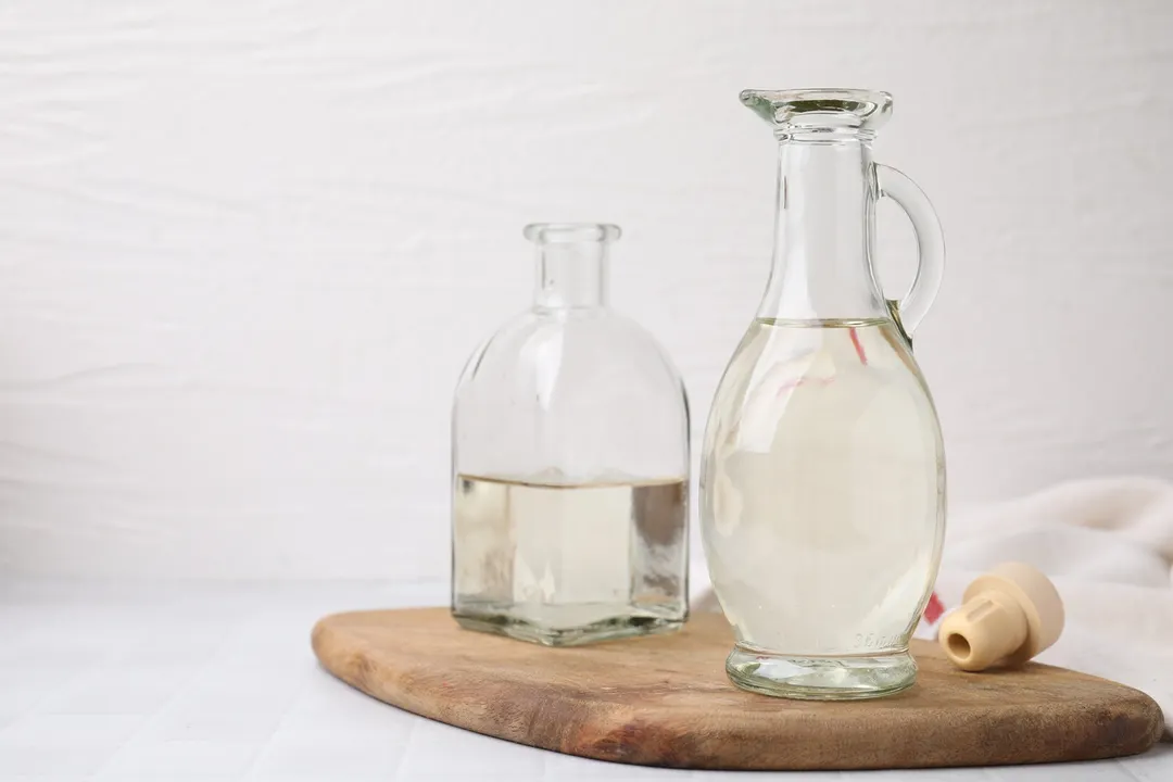 El vinagre blanco es el gran aliado en la limpieza del baño. Fuente: Shutterstock.