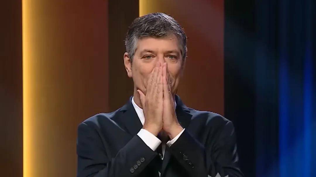 El presentador permanece en silencio.