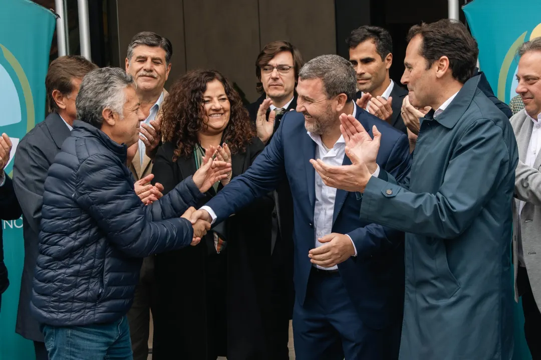 Alfredo Cornejo junto a Flavio Kristich, dueño del Hotel Fuente Mayor, y Mauricio Badaloni, titular de la empresa Andesmar, concesionaria de la Estación Terminal Mendoza.