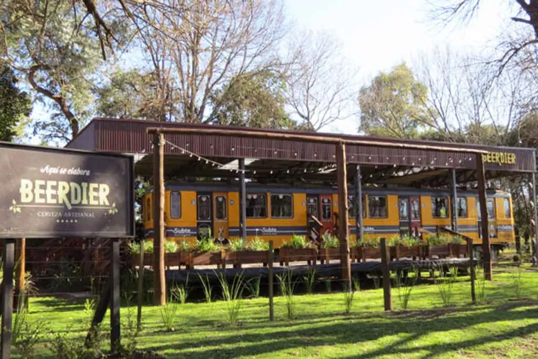 La estación ferroviaria recuerda los años en los que el tren impulsaba la actividad económica del pueblo.