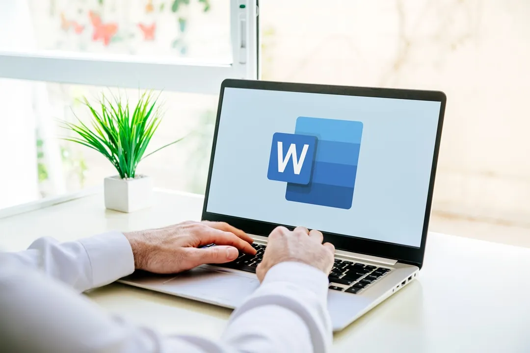 El asistente de Word compara cláusulas, conserva la trazabilidad de cambios y genera redlines listos para negociar.