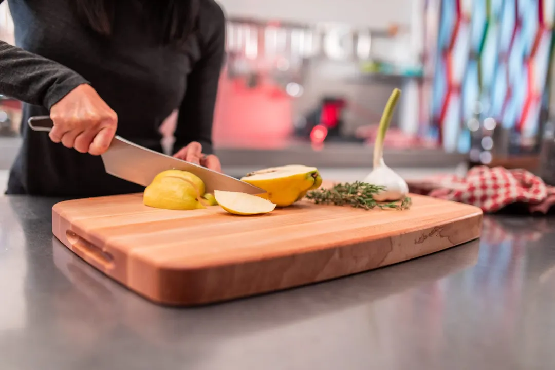 Se recomienda tener tablas separadas para carnes y verduras, ya que esto reduce el riesgo de contaminación cruzada en la cocina. Foto: Archivo
