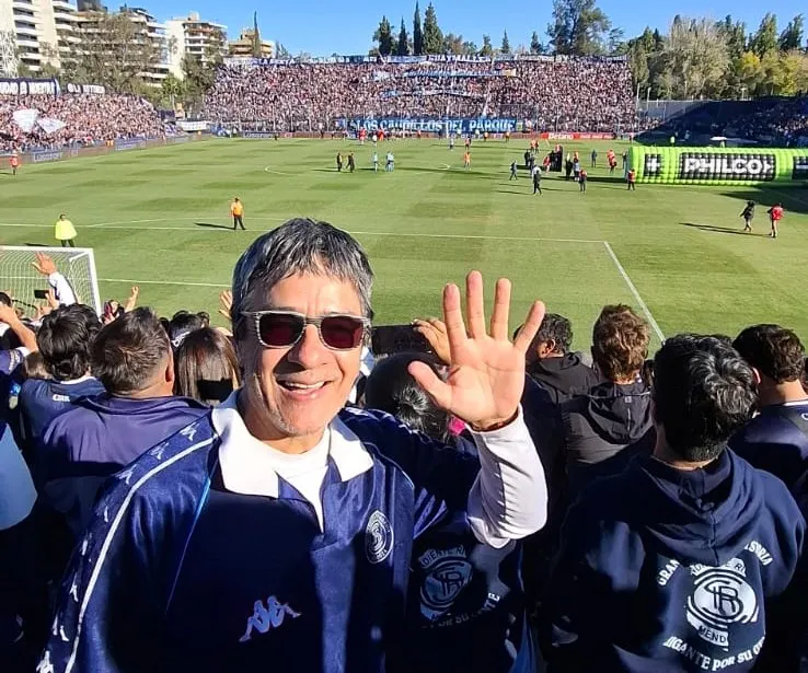El columnista Ulises Naranjo, fanático por un día en la tribuna de la Lepra. Foto Gentileza Mafalda Faggian