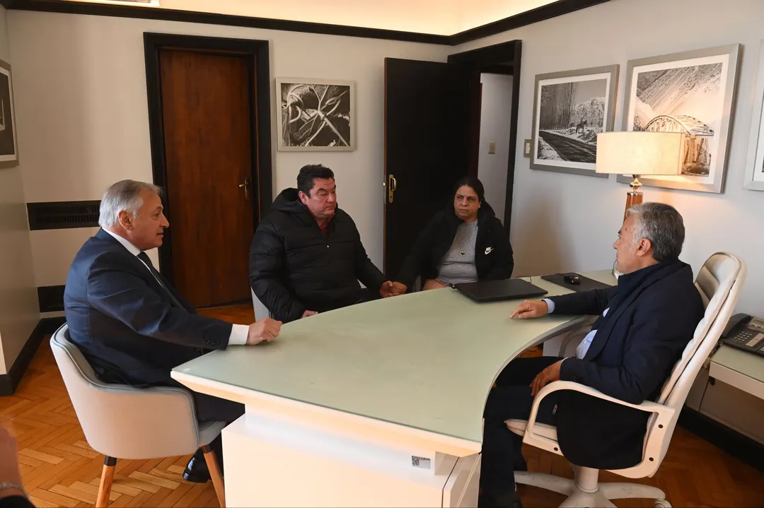 La familia de Alan Villouta fue recibida por Alfredo Cornejo y Alejandro Gullé en Casa de Gobierno. 