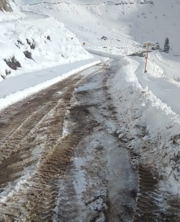 Los caminos presentan hasta medio metro de nieve en algunos sectores. 