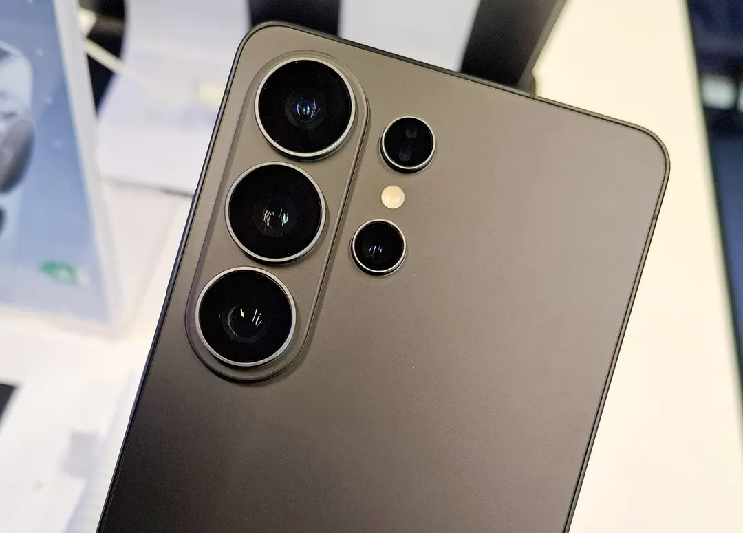 El diseño del Samsung Galaxy S26 Ultra mantiene la estética de la serie con mejoras en la durabilidad.