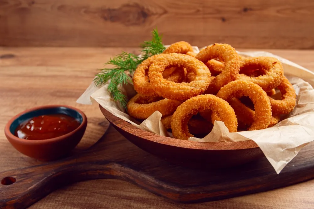 La receta de aros de cebolla se remonta a varias décadas atrás y se popularizó en Estados Unidos como aperitivo de bar.