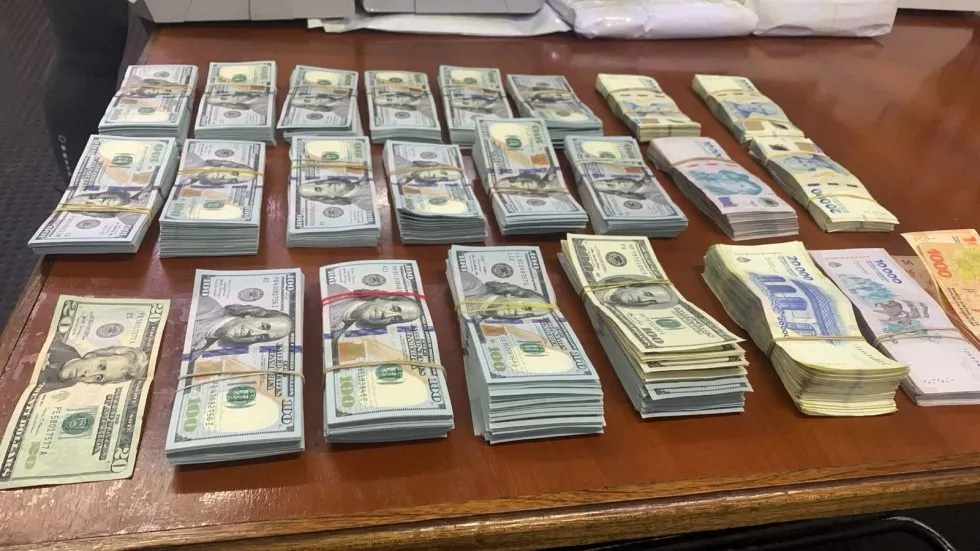 Efectivos secuestraron sumas millonarias, divididas en dolares, pesos argentinos y pesos chilenos.