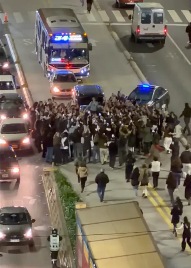 Decenas de jóvenes se agolparon alrededor del coche para inmortalizar el momento en sus celulares.