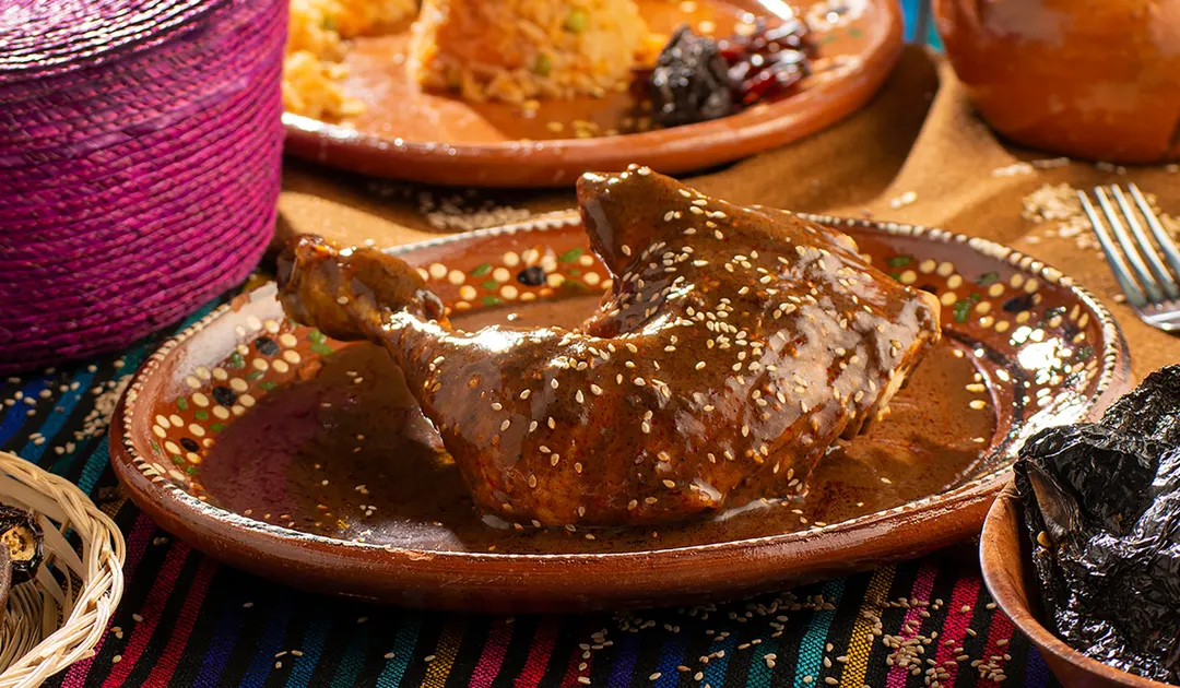 Existen registros históricos que indican que la primera receta escrita de mole apareció en conventos coloniales, donde las monjas combinaban ingredientes locales y europeos para crear una receta única que hoy es símbolo de