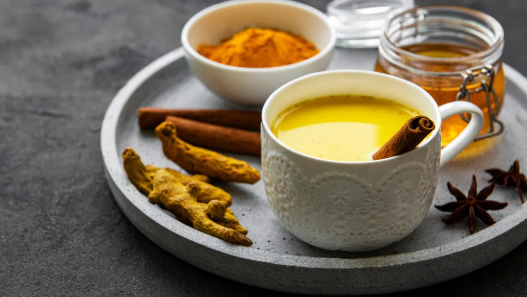 En la medicina ayurveda, esta receta se usa como bebida nocturna para equilibrar el cuerpo.
