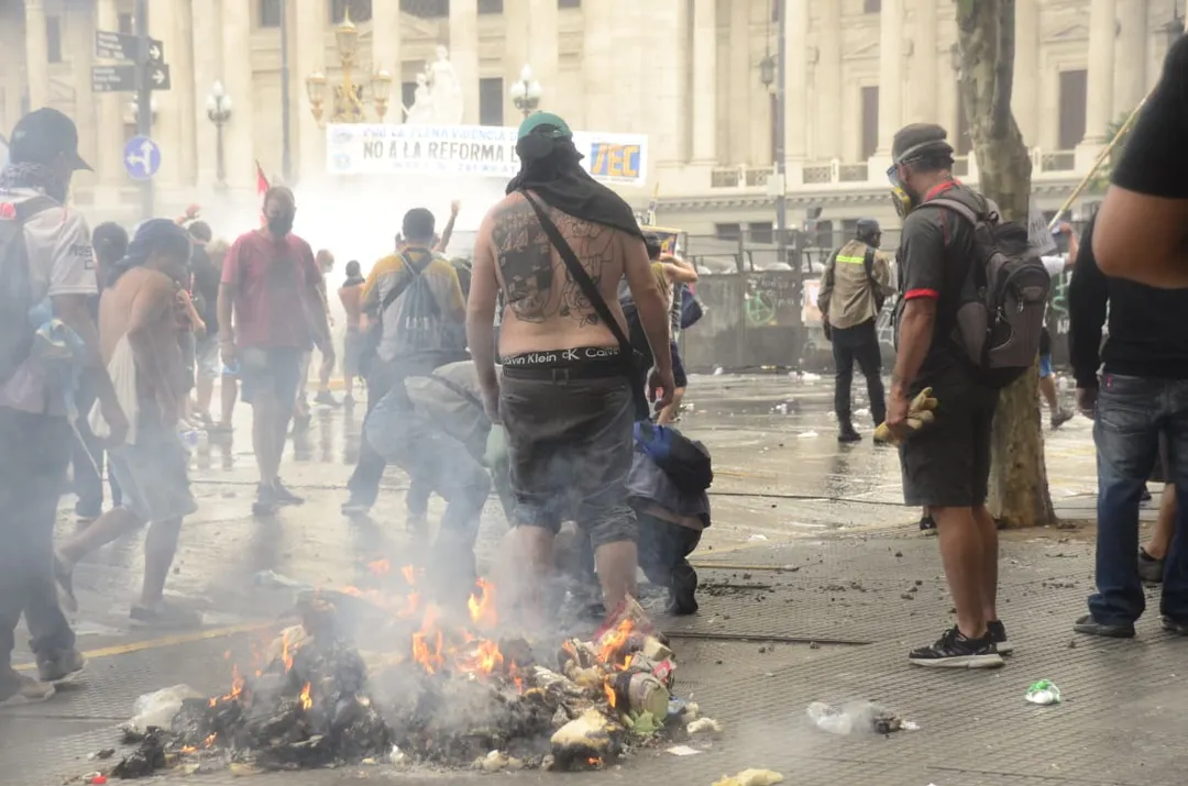 Prendieron fuego y destrozaron las veredas en la marcha contra la reforma laboral.