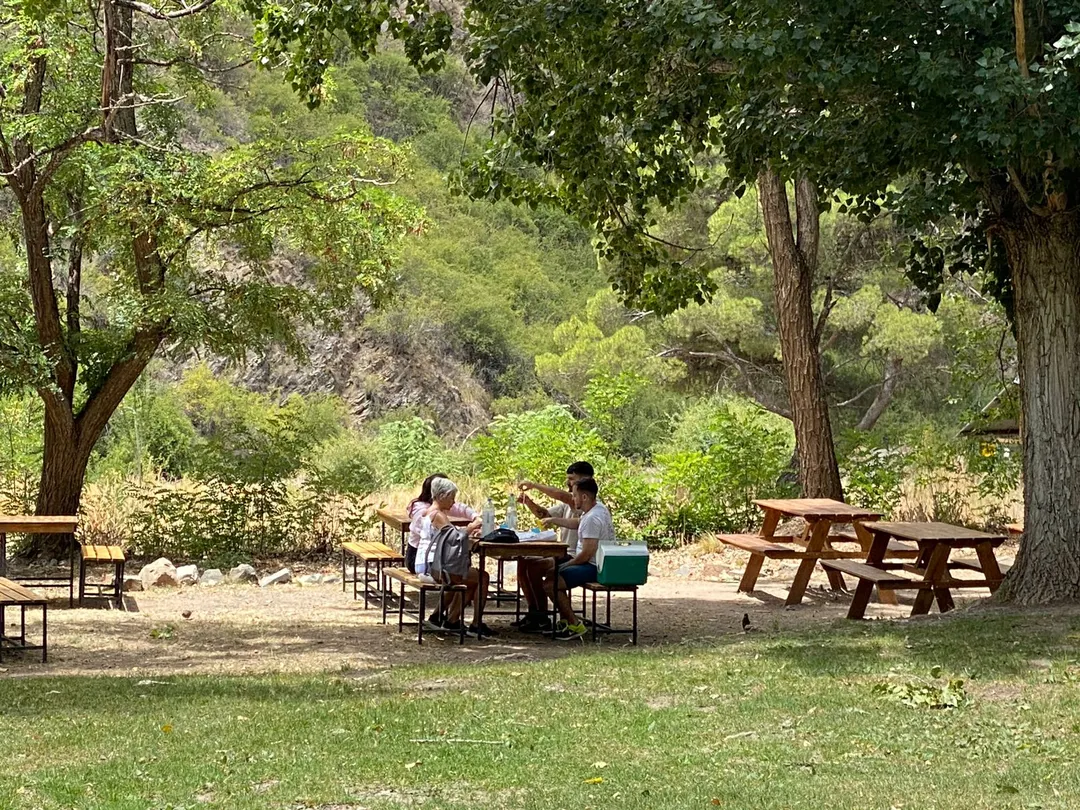 En Vaquerías hay sectores destinados para hacer picnic.