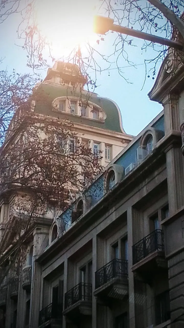 Detalles que resisten al tiempo: la mística del departamento de la famosa torre en el Pasaje San Martín.