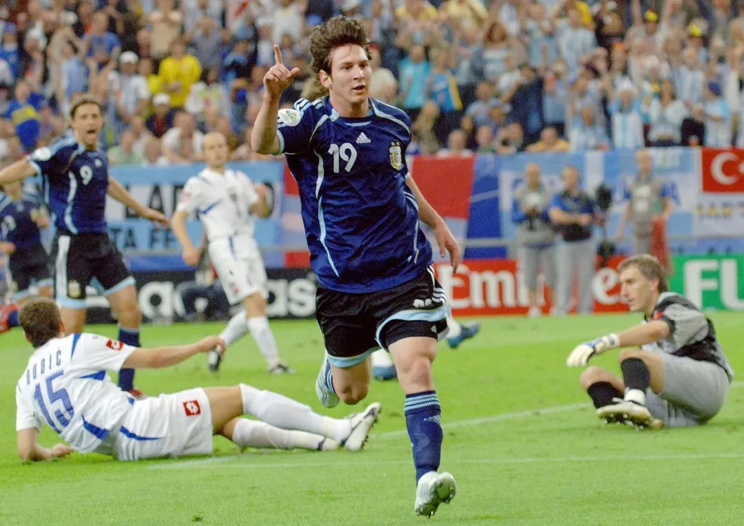 Lionel Messi festeja su primer gol en mundiales, sentenciando el 6 a 0 sobre Serbia y Montenegro.