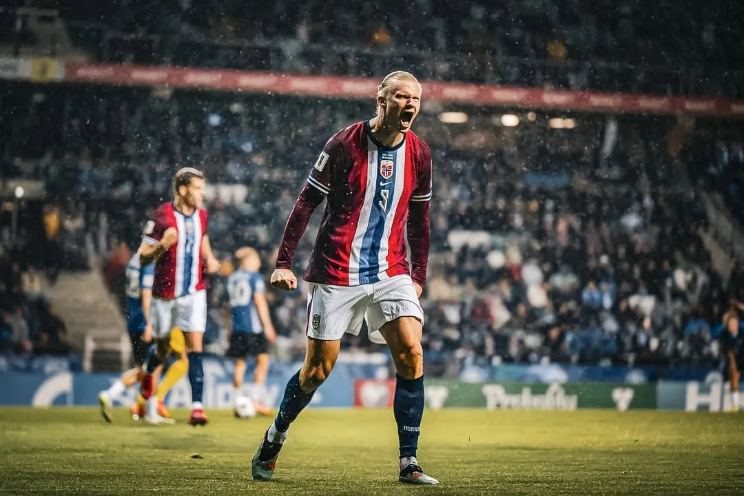 Erling Haaland jugando para el seleccionado noruego.
