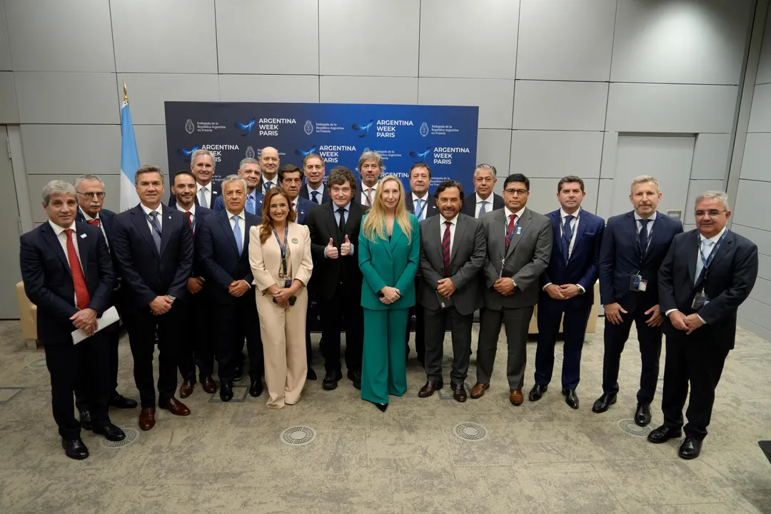 Javier Milei se mostró con 13 gobernadores en Francia.