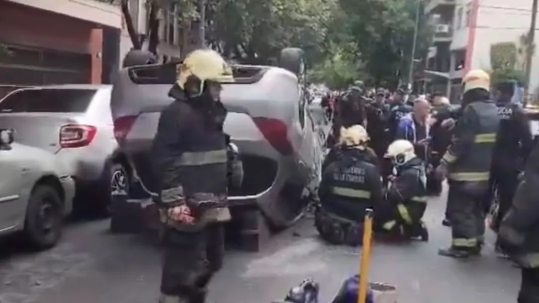 El auto de Guillermo Pfening quedó completamente volcado sobre la calle Ciudad de la Paz tras el fuerte impacto.