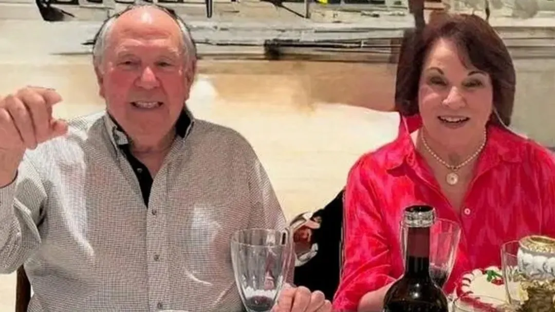 Mario Lamar, quien pilotaba el avión al momento del accidente, junto a su esposa Lili.