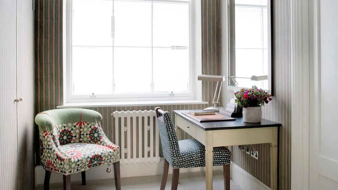 Los espejos son una forma sorprendentemente efectiva de darle personalidad al home office-