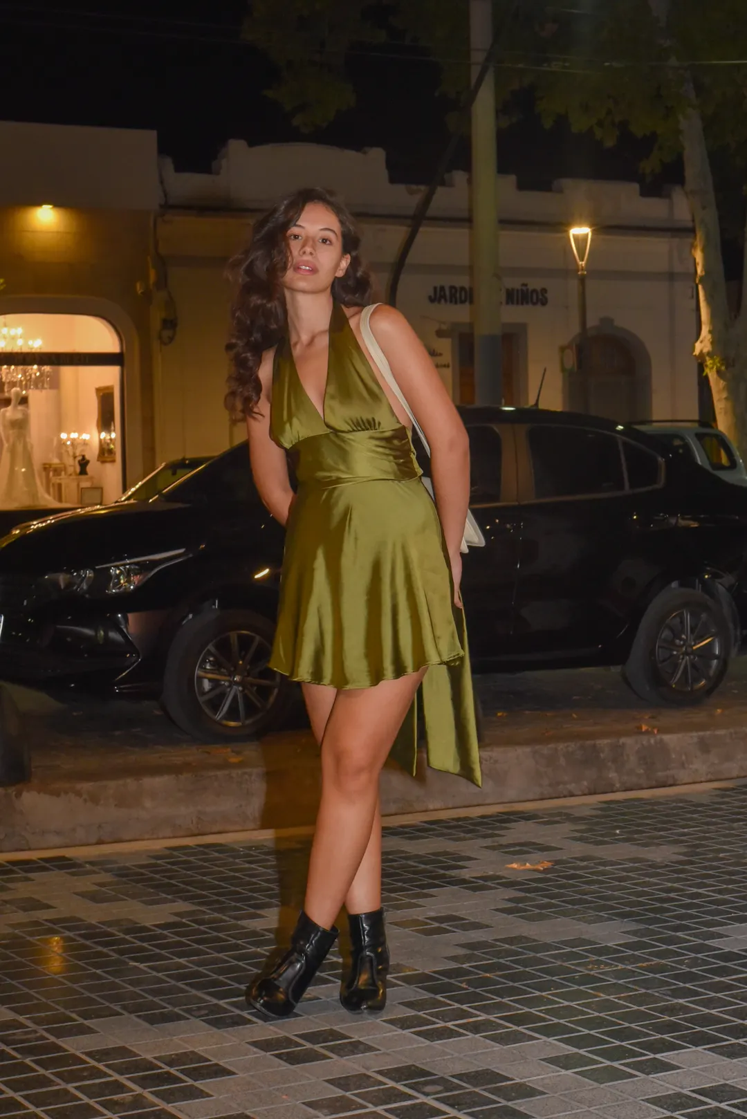  Valentina salió a festejar su cumpleaños con un vestido que hace honores a uno de los colores de esta temporada otoño invierno.