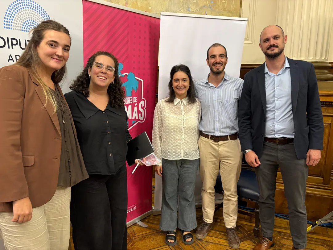 Voluntarios junto al Dip. Santiago Santurio en la firma del Acta del Compromiso de los legisladores por el trabajo por las dos Vidas - 26 de Marzo  