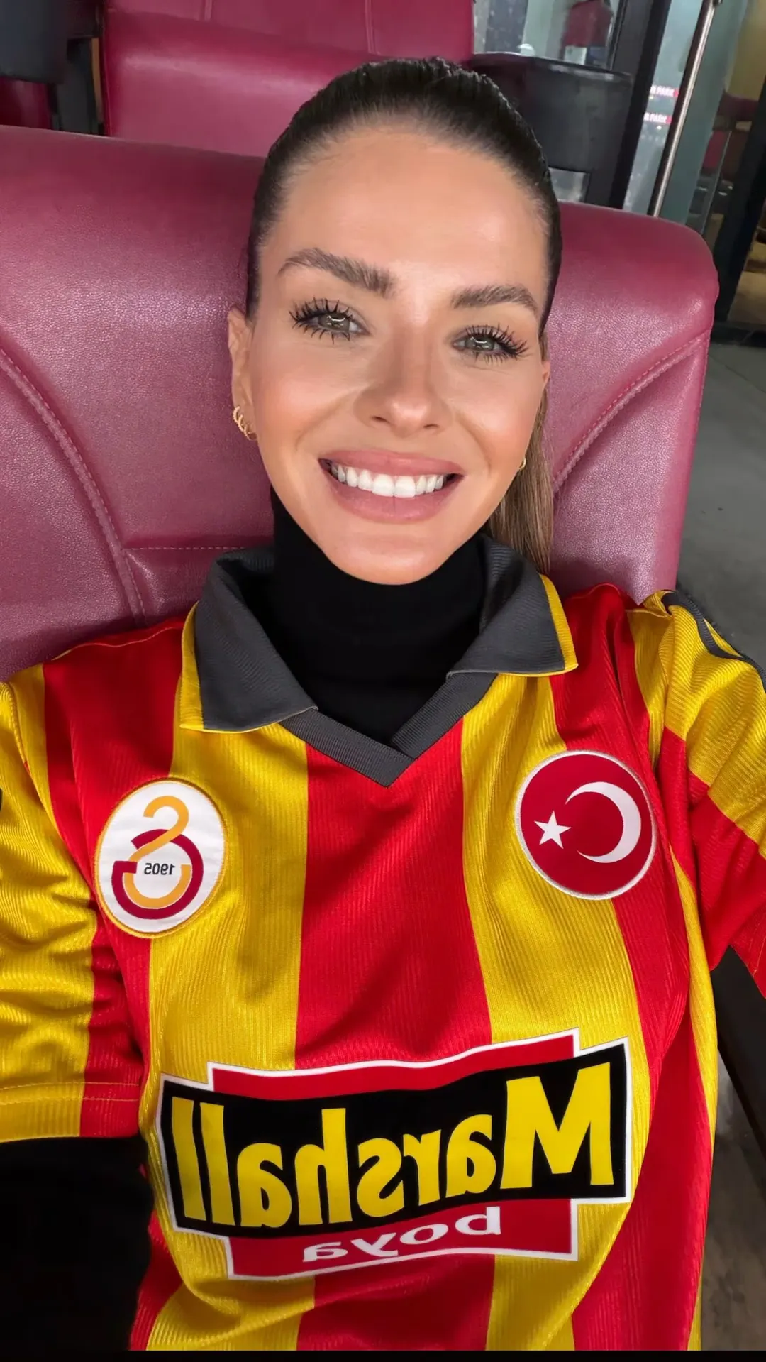 La China Suárez arrasó en el estadio con la camiseta del Galatasaray.