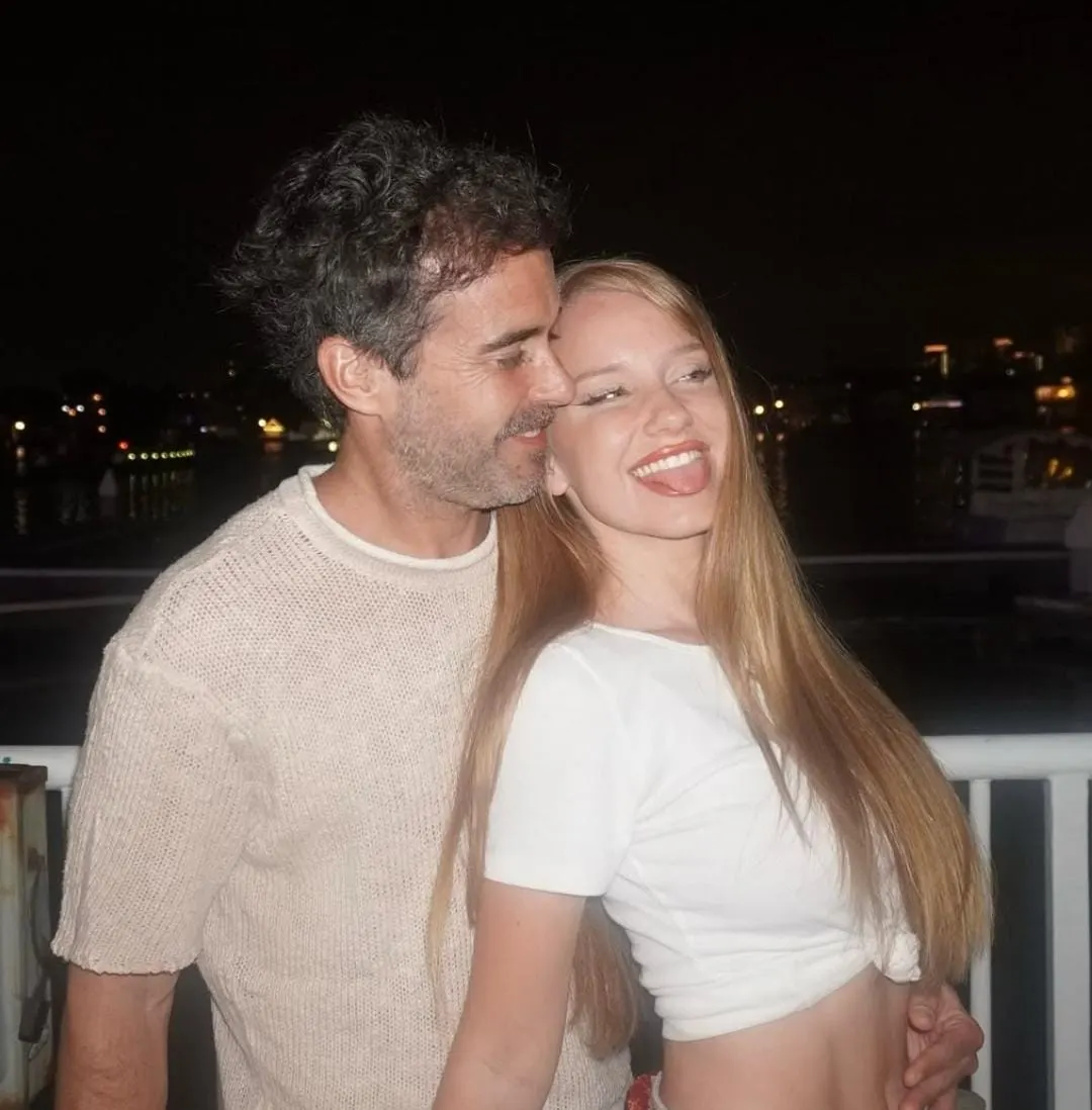 La feliz pareja planea una lujosa boda a puro canje.