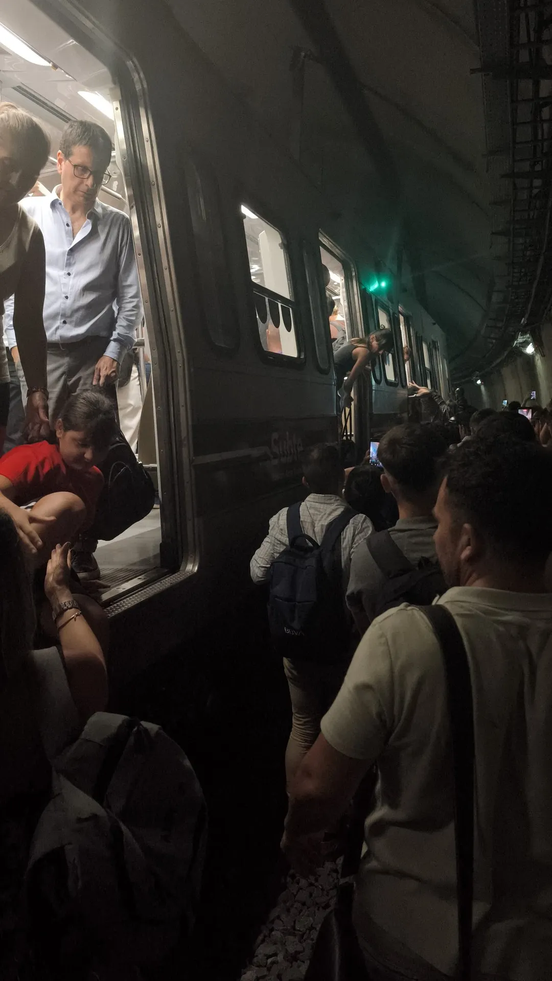 La formación del subte de la Línea E que sufrió fallas técnicas y las autoridades tuvieron que evacuar a los pasajeros.