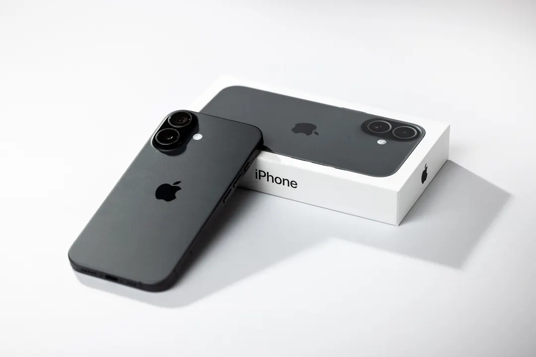 iPhone 16e: Pantalla desactualizada de 60 Hz y batería recortada a un precio excesivamente elevado.