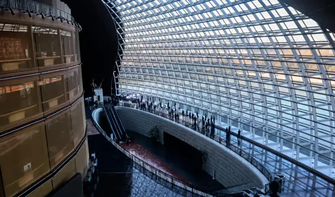 La luz, el agua y los reflejos cambian el aspecto del edificio durante el día, convirtiéndolo en una obra siempre diferente.