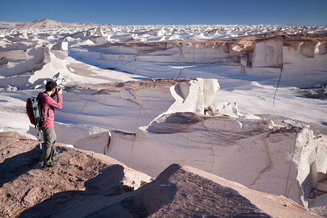 Desde este pueblo, el Campo de Piedra Pómez aparece como una de las formaciones más impactantes de Argentina.