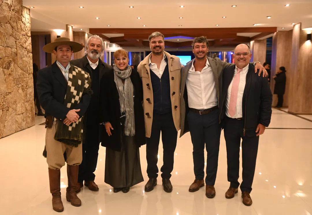 Laurent Bos y Patricia Giménez fueron recibidos por los anfitriones de Lomas del Malbec, Edgardo, Matías y Franco Parlanti.