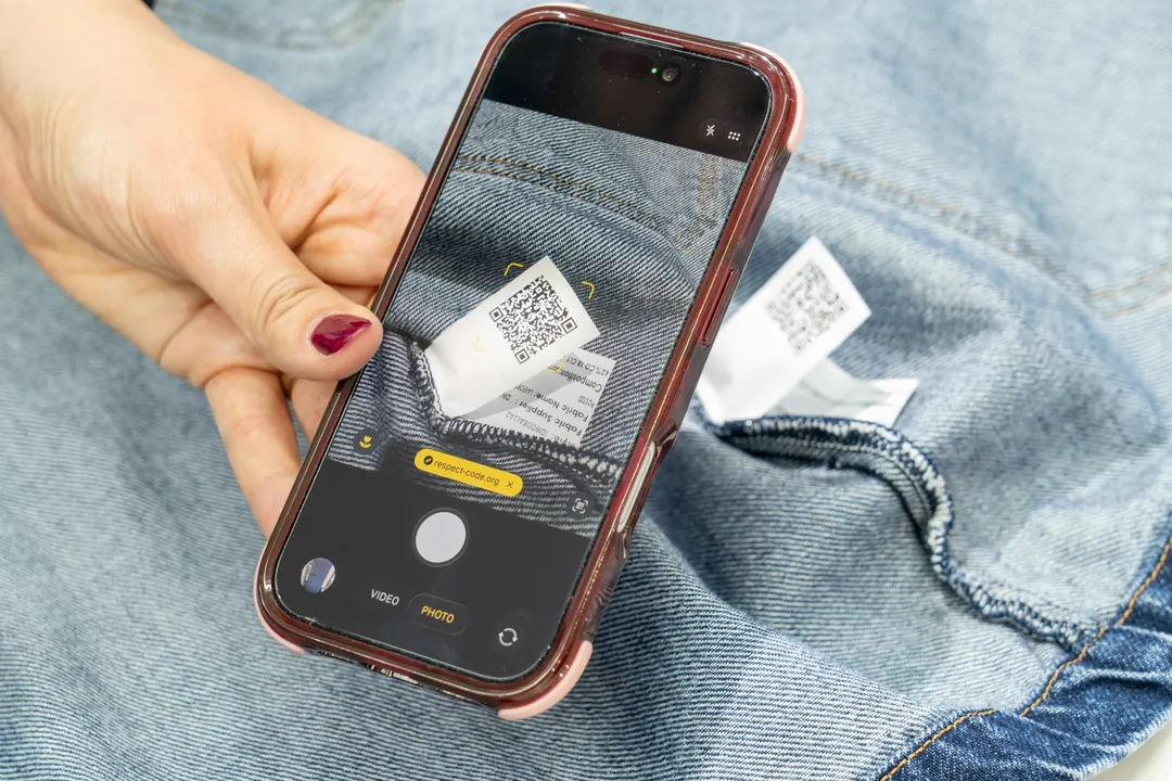 Los pasaportes digitales de producto, que pronto serán obligatorios en la Unión Europea, revelarán de dónde proviene una prenda, qué contiene y si puede reciclarse. (Justin Jin/PNUMA)