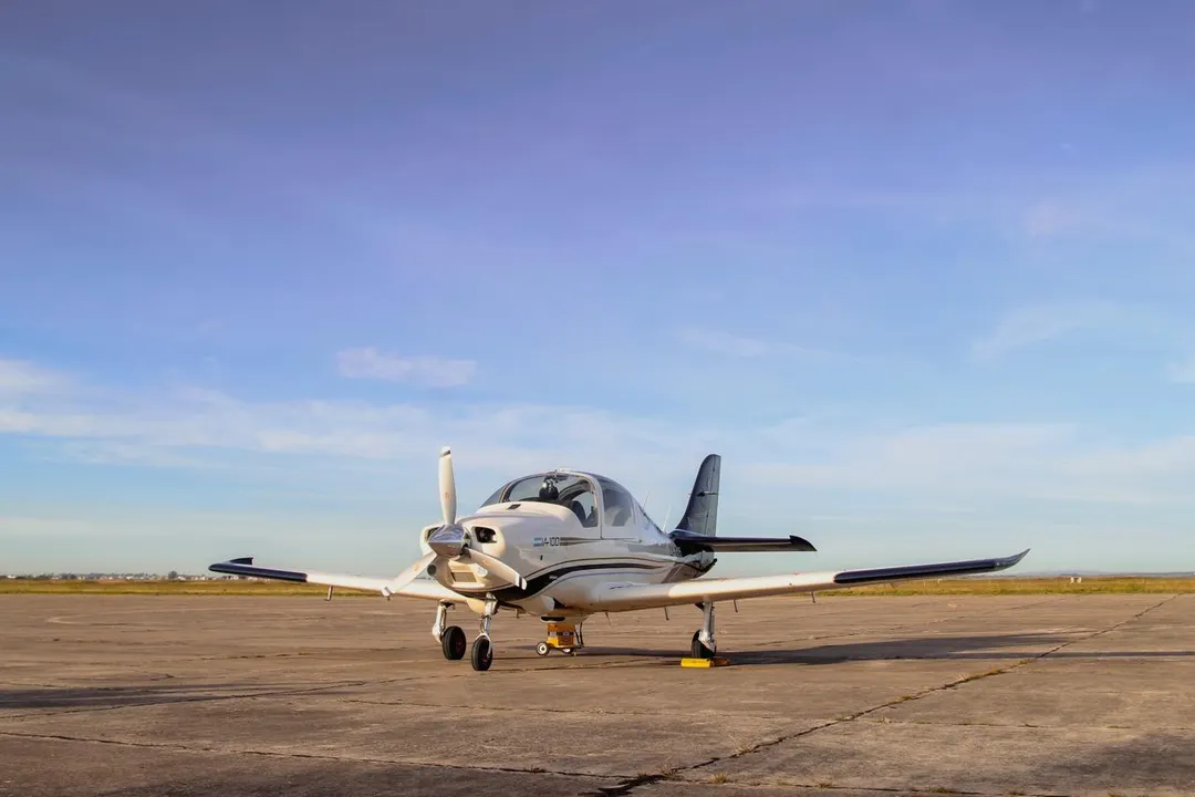 Este avión sirve para entrenar a pilotos novatos para el uso de los F-16.