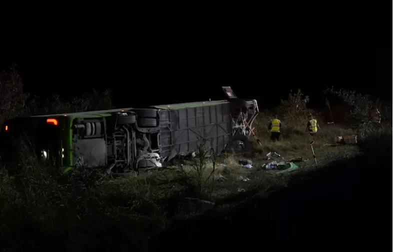 Por el momento se desconoce que provocó que el colectivo volcara.