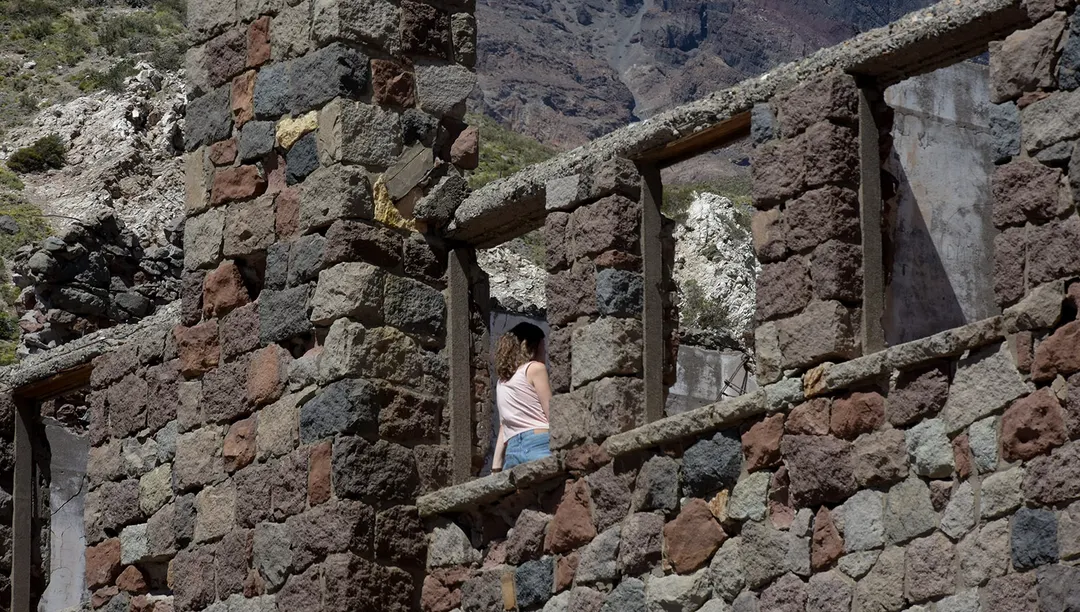 El contraste entre las ruinas de 1938 y el imponente paisaje natural en alta montaña.