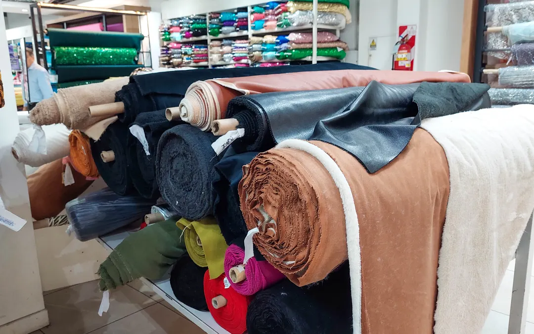 Cuero ecológico con corderito desde 15.300$ el metro, ideal para chaquetas o pantalones.