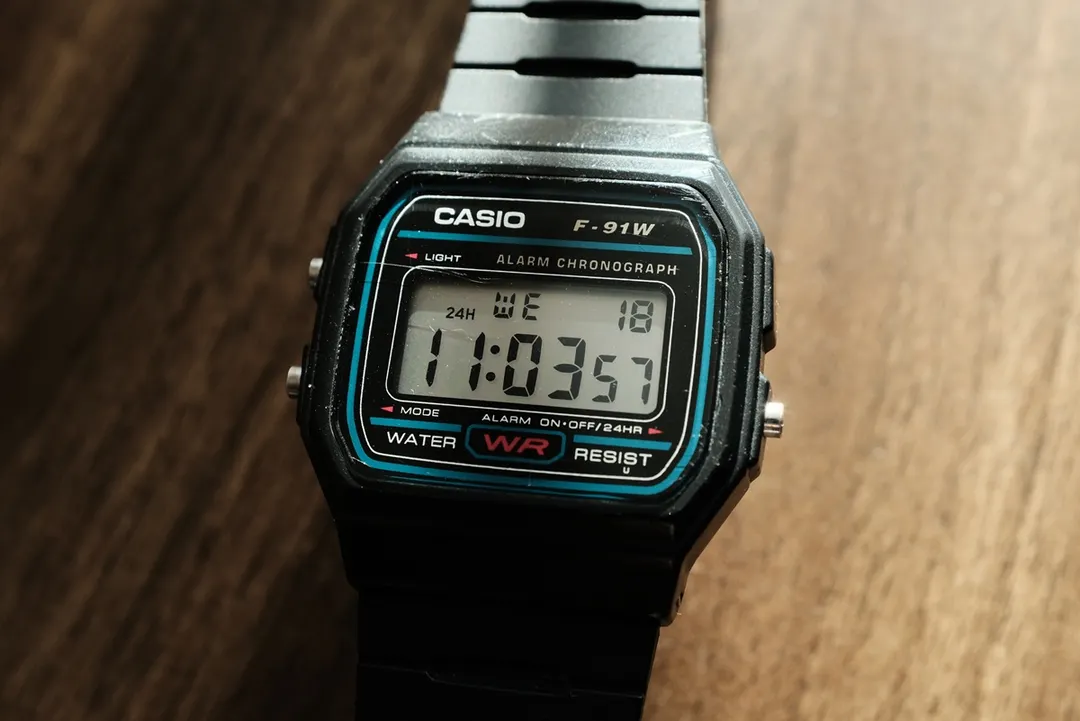 El F-105W de Casio incorpora un panel electroluminiscente verde azulado para lectura nocturna.
