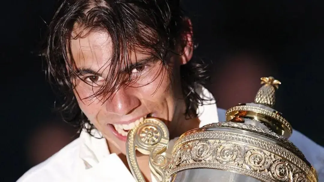 Nadal con el trofeo de Wimbledon 2008. Foto: Getty Images