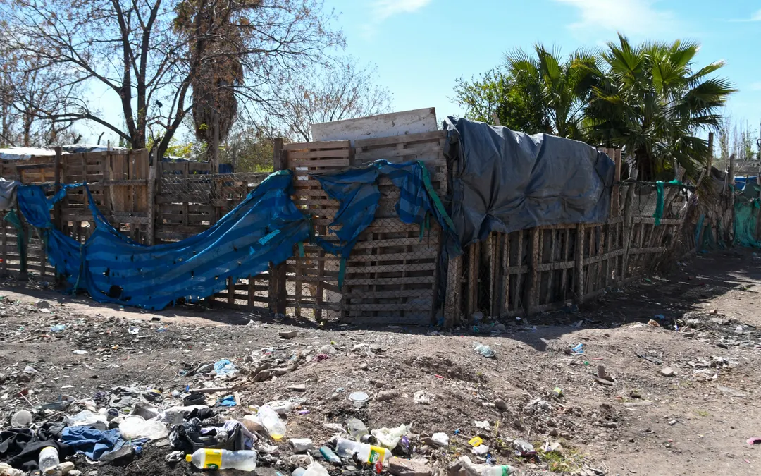 Restos de escombros y basura en una de las calles del asentamiento.