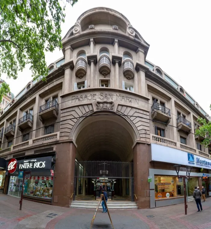 El Pasaje San Martín, emblema del centro de Mendoza, se destaca por su imponente arquitectura de época.