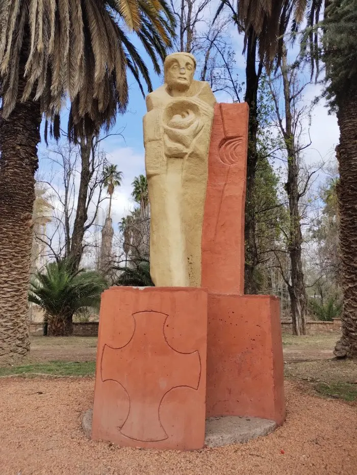 La obra dedicada a San Francisco de Asís aporta una mirada de fe y naturaleza al circuito de esculturas con historia en el Parque General San Martín.