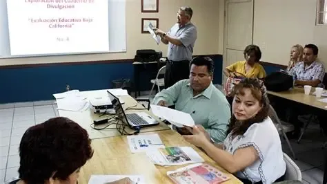 Debido a la falta crónica de docentes (se estima que faltan cubrir 1.500 cargos mensuales).