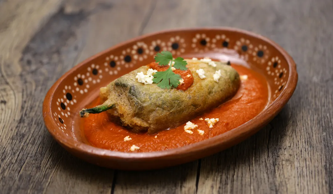 A pesar de su apariencia elaborada, la receta de chiles rellenos se ha mantenido como comida casera durante generaciones, siendo un platillo típico en celebraciones familiares y días especiales.