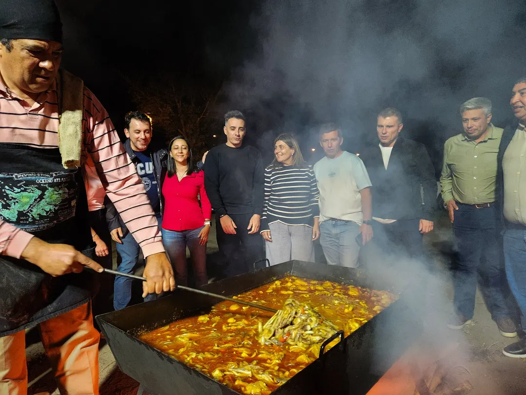 Los radicales tienen como costumbre comer paella, a 1000 kilómetros del mar. La reunión se convirtió en un evento social.