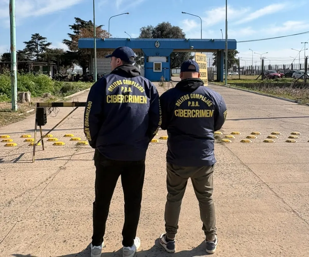 Efectivos de la división de ciber crimen de la policía bonaerense ingresando al penal de Junín