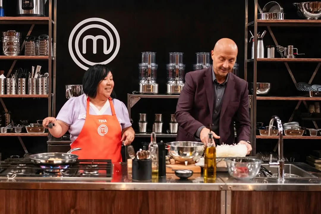 Joe Bastianich junto a una participante de MasterChef Estados Unidos.
