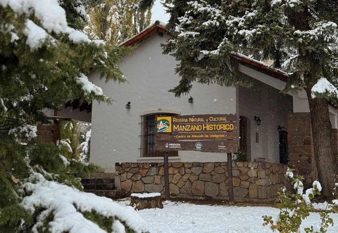 El Manzano Histórico ofrece una de las postales más atractivas del invierno mendocino, con nieve, montañas y un entorno ideal para una escapada de un día.